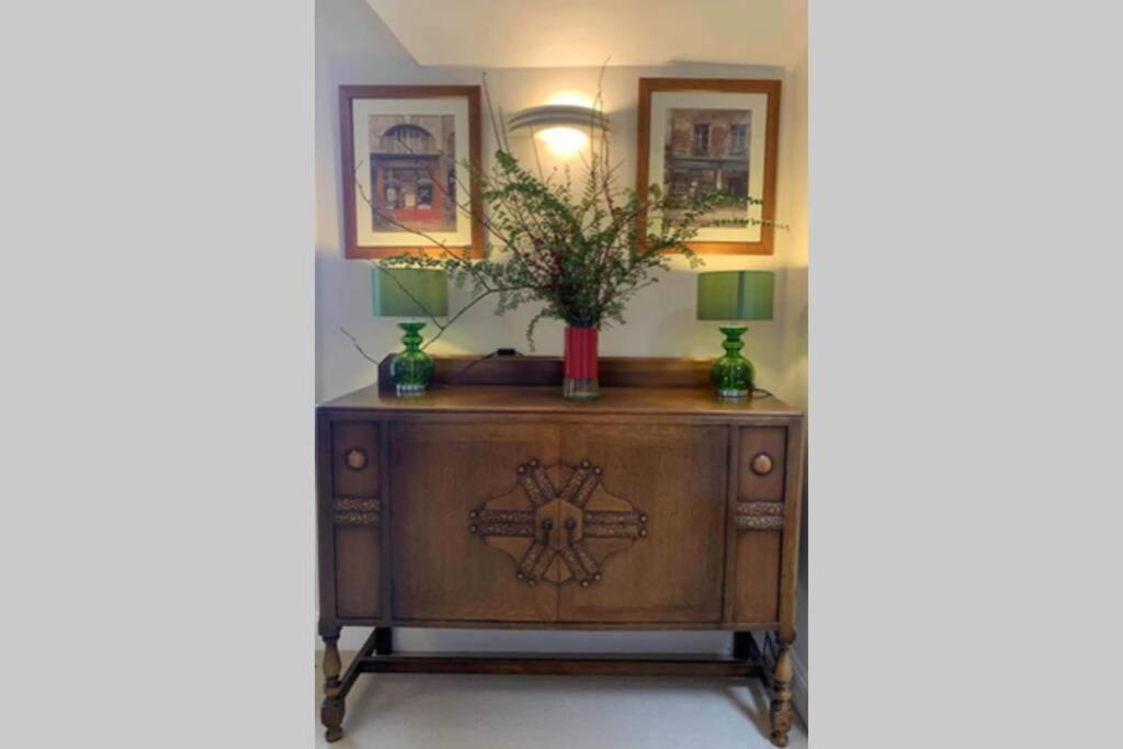Spacious Town-Centre Apartment With Stunning Views غْريت مالفيرن المظهر الخارجي الصورة