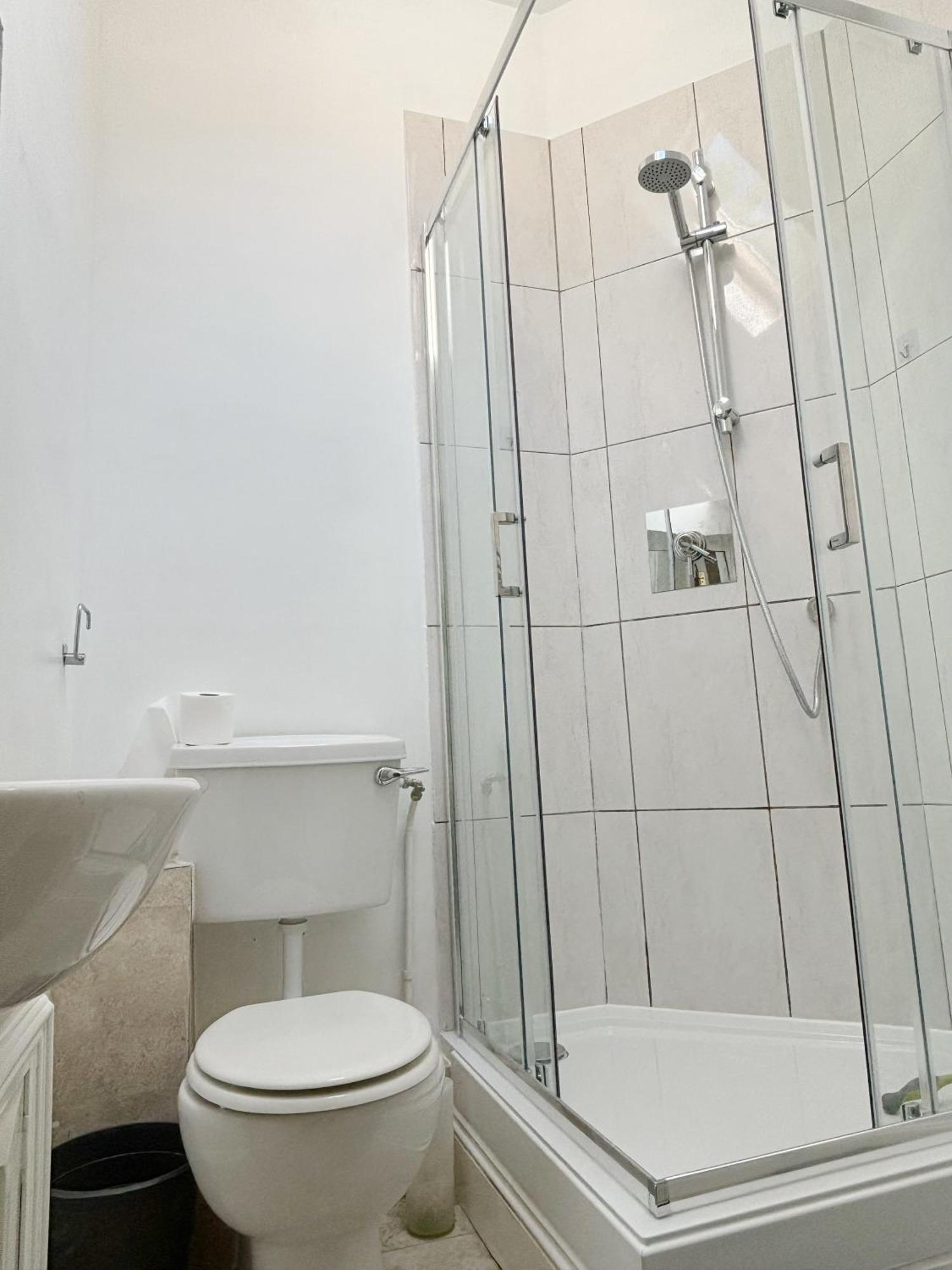 Spacious Town-Centre Apartment With Stunning Views غْريت مالفيرن المظهر الخارجي الصورة